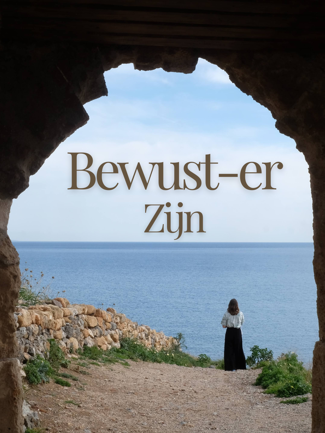 Sofie die uitkijkt over de zee.